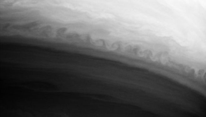 Una inestabilidad de Kelvin-Helmholtz en Saturno, causada por la interacción entre dos bandas de la atmósfera del planeta. Imagen de la sonda Cassini. Crédito: NASA.