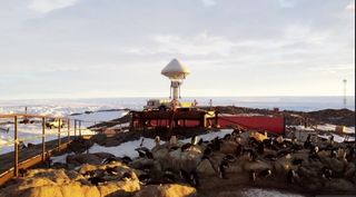 El viento sublima los copos de nieve en la Antártida