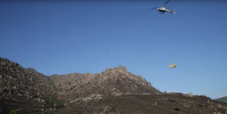 Paja para proteger los suelos quemados de la erosión de las lluvias 