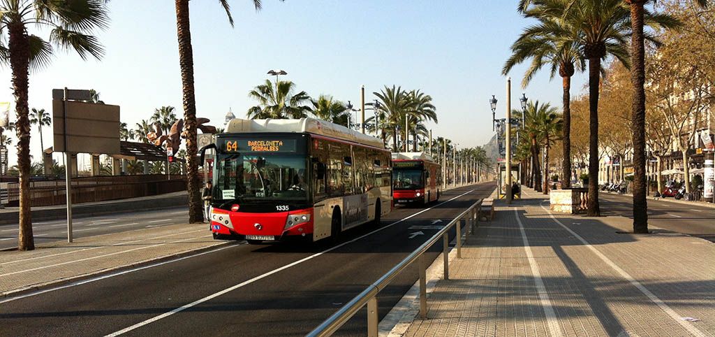 Autobuses públicos discurriendo por las calles de Barcelona. Según los datos del Ayuntamiento de Barcelona, el 73% de los desplazamientos diarios en la ciudad son internos. Fotografía: Andrew Nash/Creative Commons.
