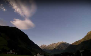 Videos Time-lapse de nubes y otros fenómenos atmosféricos: ondas de montaña y lenticulares al amanecer en los Alpes