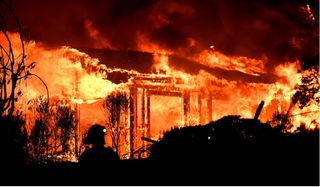 10 muertos y miles de personas evacuadas en California por los fuegos