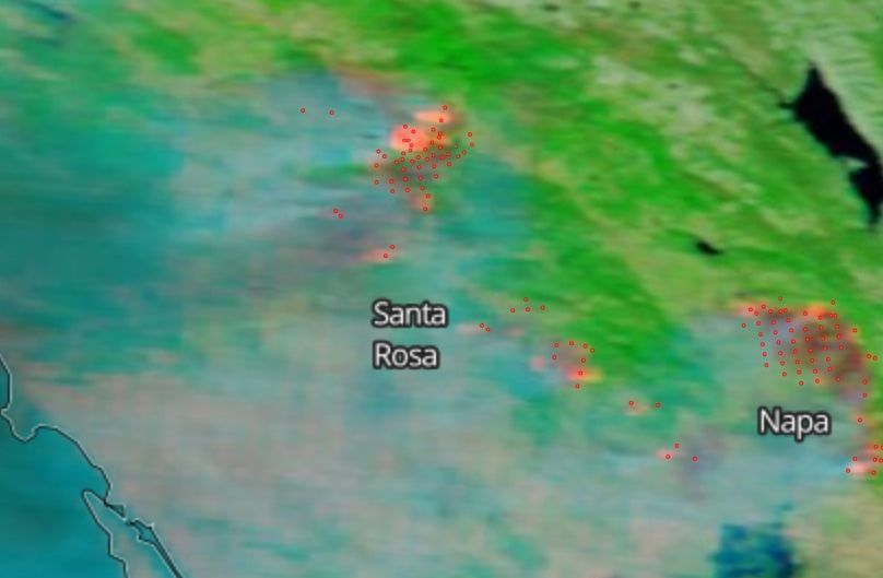 Ídem que antes pero detalle de la zona de Napa y Santa Roza en imagen realzada. Los fuegos aparecen en color rojo-anaranjado. Penachos de humos en azul claro.