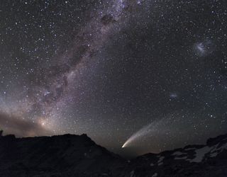 Cielo despejado y un gran cometa