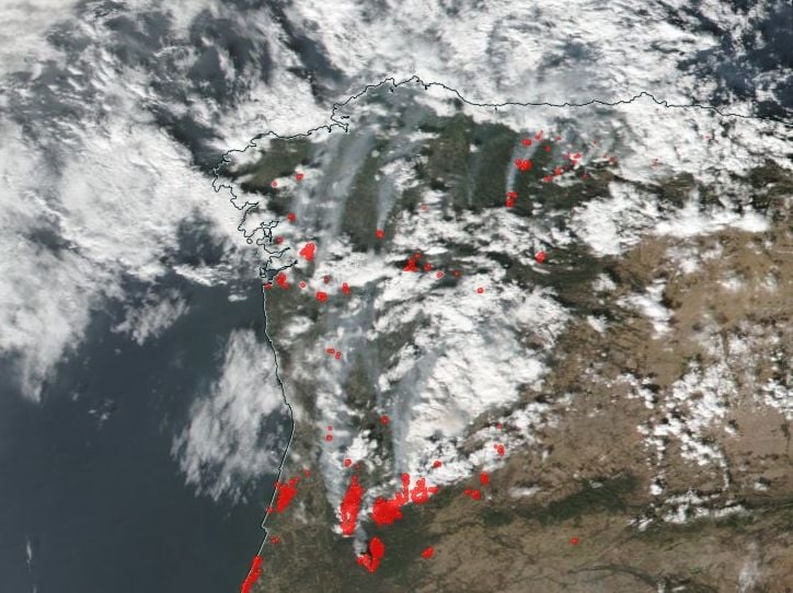Imagen en verdadero color del satélite polar Suomi-NPP del mediodía del 15 de octubre de 2017, junto con puntos activos de incendios en rojo. Nótese los múltiples penachos de humos derivados de los fuegos.
