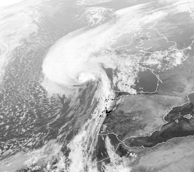 Imagen del canal 3.7 um de Meteosat-10 del 15 oct. 2017 a las 21 UTC, mostrando los puntos cálidos-negros de los incendios activos sobrevolados por las nubes. Ophelia más al norte, camino de Irlanda.
