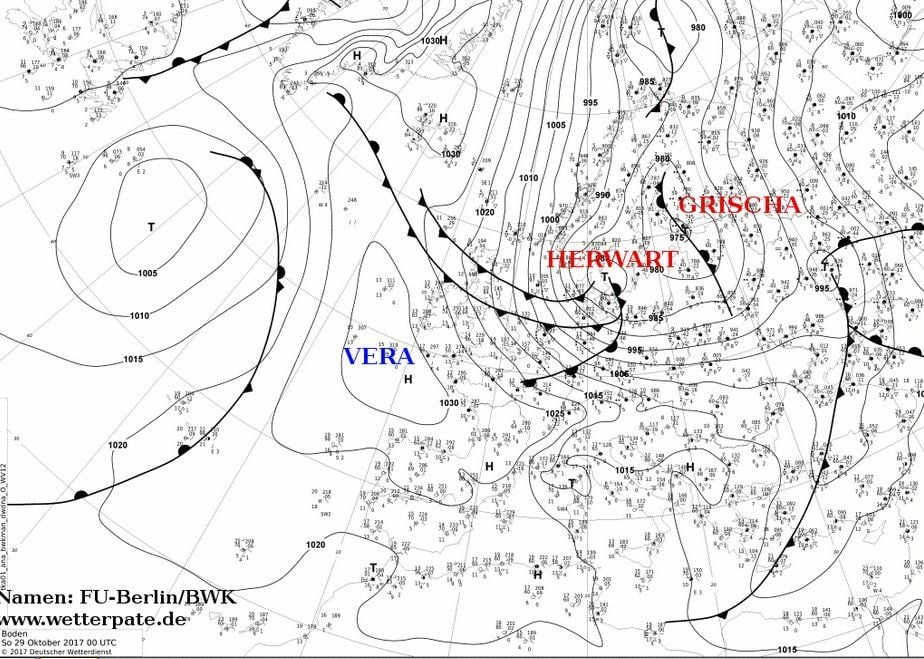 Ayer, 29 de octubre a las 00UTC, el centro de Herwart se situaba al sur de Escandinavia dejando una entrada de aire frío proveniente del norte y conducida por fuertes vientos en superficie. Nótese el intenso gradiente de presión es su parte post frontal. Ayer, 29 de octubre a las 00UTC, el centro de Herwart se situaba al sur de Escandinavia dejando una entrada de aire frío proveniente del norte y conducida por fuertes vientos en superficie. Nótese el intenso gradiente de presión es su parte post frontal.