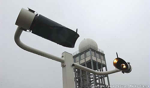Un dispersómetro delante de la torre Radar en Trappes