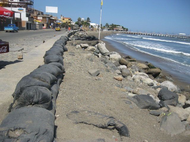 Ejemplo de barreras de piedras y arenas para evitar desbordamiento de ríos y mares.