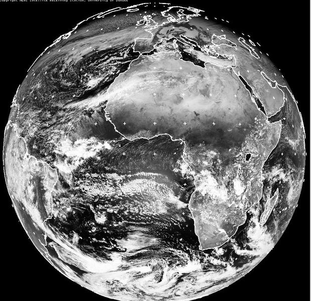 Polo Norte a oscura, Polo Sur iluminado y los rayos del Sol cayendo perpendicularmente sobre el Trópico de Capricornio en el hemisferio sur en imagen de Meteosat del 21 de diciembre de 2016 a las 12 UTC.