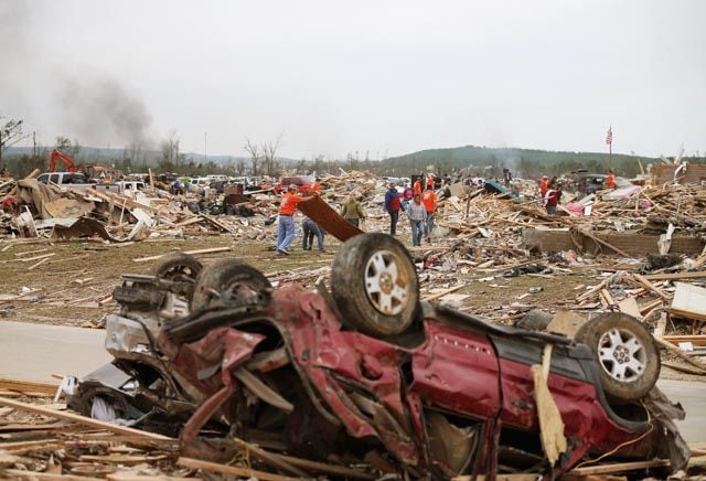 Voluntarios retirando escombros después del paso de un tornado el 29 de abril de 2014 en Vilonia, Arkansas. Foto de Mark Wilson/Getty Images