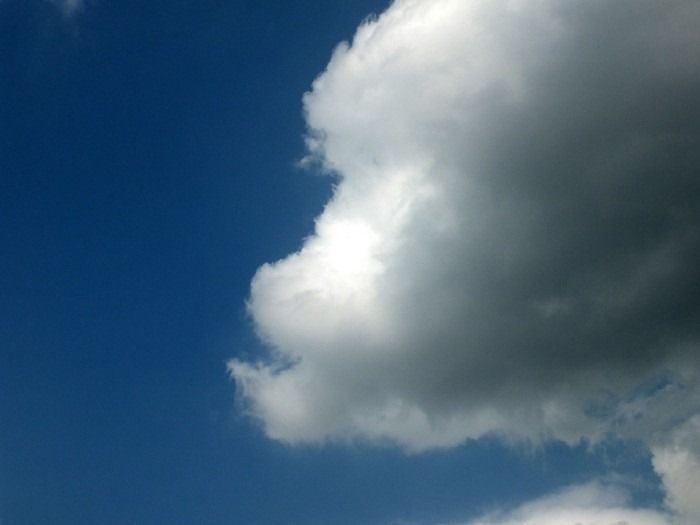 Nube con cara de mono sobre Bangkok. Foto de Alex Cliff.