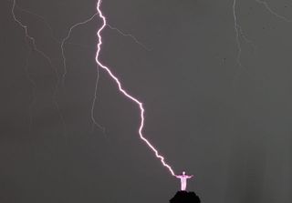 Un rayo cae sobre el Cristo Redentor