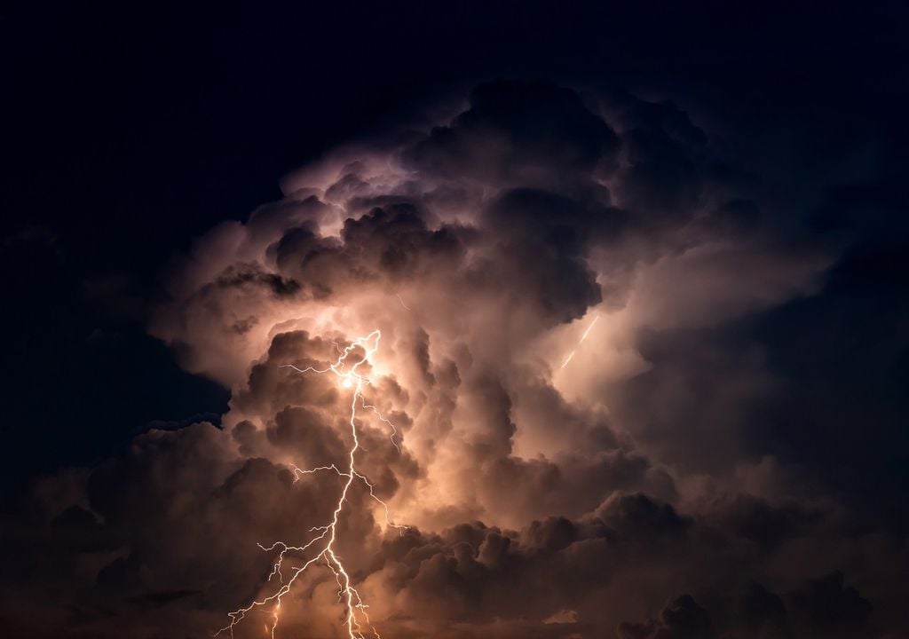 Rayo y nube; tormenta eléctrica