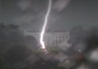 I fulmini bersagliano gli USA, 4 feriti e alberi in fiamme alla Casa Bianca