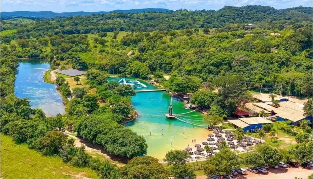 O complexo Nascente Azul reúne flutuação em águas cristalinas, balneário completo, trilhas ecológicas, Cachoeira de Tufas Calcárias e paisagens panorâmicas da Serra da Bodoquena. Crédito: Divulgação.