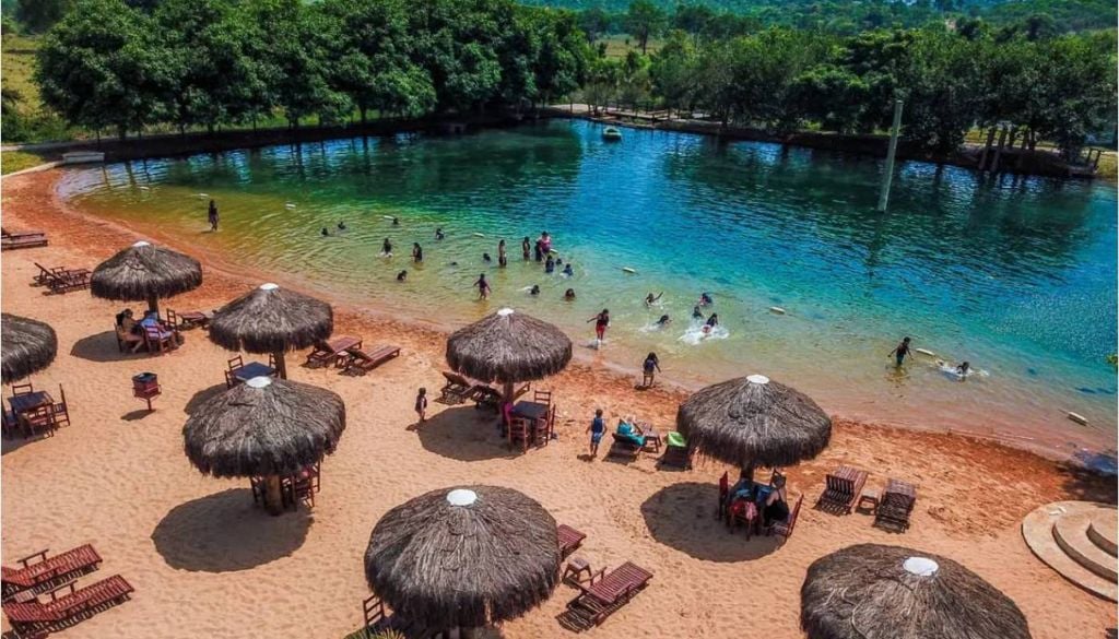 Área do balneário no complexo Nascente Azul, com a piscina ecológica e areia. Crédito: Divulgação.