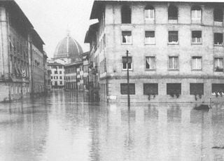 4 novembre, l'anniversario della storica alluvione di Firenze. A Venezia nello stesso giorno un'eccezionale acqua alta