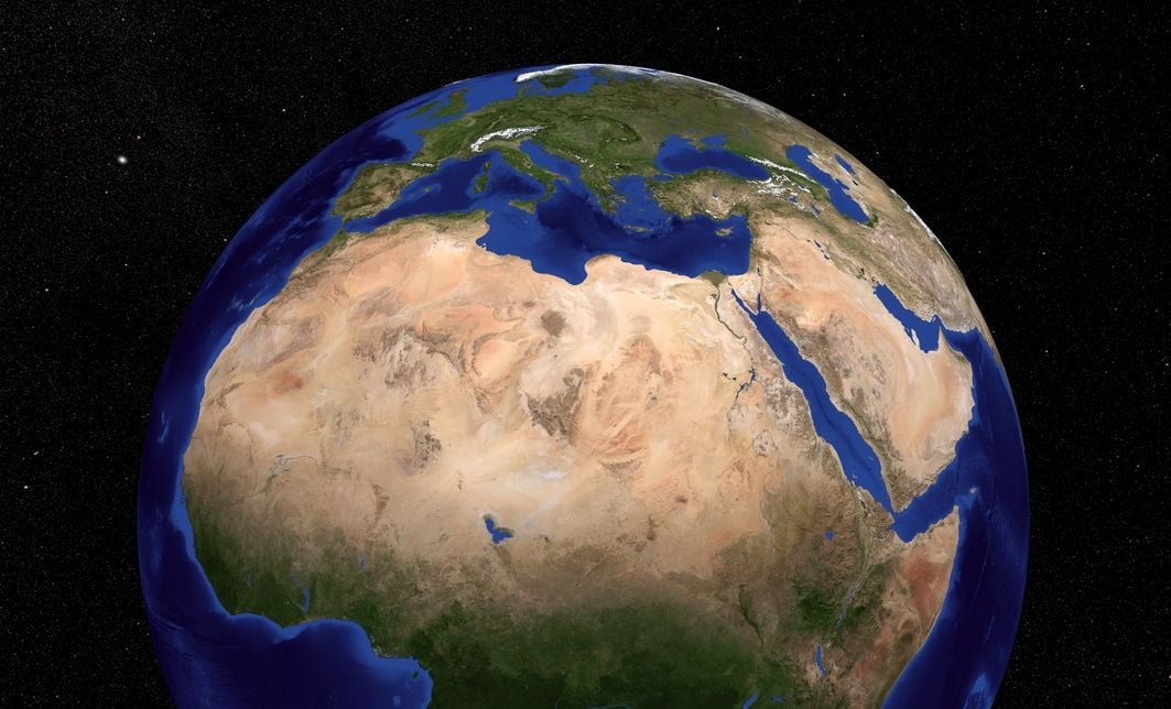 Esta imagen muestra tres regiones en el norte de África: el Sahara, el Sahel y el Sudán. El Sahel, una palabra derivada del árabe 'sahil' que significa costa, es un cinturón semiárido de tierra estéril, arenosa y rocosa que se extiende por 3.860 km a través del continente africano y marca la división física y cultural entre el sur más fértil del continente (Sudán) y el desierto del Sahara al norte. Crédito de la imagen: NASA / Goddard Space Flight Center Scientific Visualization Studio