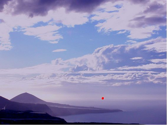 FOTO 2: LA TORMENTA EN PLENA ACTIVIDAD FOTOGRAFIADA DESDE LA VECINA ISLA DE GRAN CANARIA. SE INDICA LA POSICIÓN APROXIMADA DE LA CIUDAD DE SANTA CRUZ DE TENERIFE ( Abel Hernández)