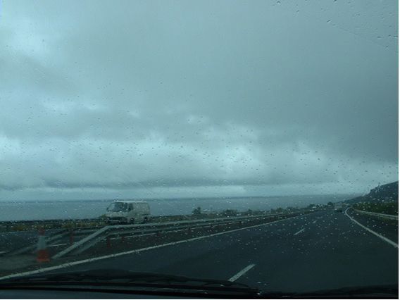 FOTO 3: VISTA DESDE DEBAJO DE LA NUBE, ALGO AL SUR DE LA CAPITAL. DE OBSERVAN LAS BASES MUY BAJAS (Jose Luis Hernández)