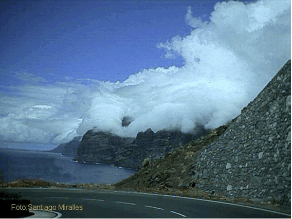 FOTO 7: NUBOSIDAD DE BASE MUY BAJA ENGANCHADAS A BARLOVENTO, AL OTRO LADO DE LA ISLA DE TENERIFE, SIMULTÁNEAS A LA TORMENTA DE S/C (Santiago Miralles)