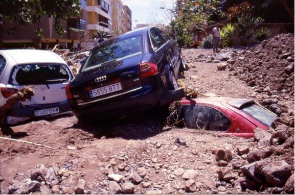 FOTO 8: CALLE SEPULTADA POR UN METRO Y MEDIO DE TIERRA. EL EDIFICIO QUE APARECE Y LO QUE LE RODEA ESTAN EN EL CAUCE DE UN ANTIGUO BARRANCO (Miguel Dominguez)
