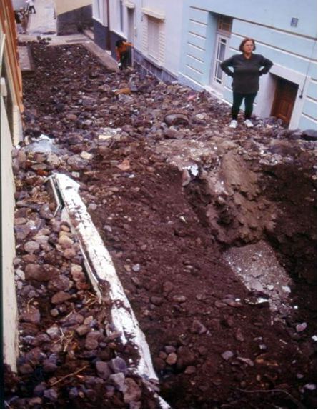 FOTO 9: OTRA CALLE DE LA CIUDAD TRAS LA TROMBA DE AGUA. LA AVALANCHA LLEGÓ A SER UN METRO MÁS ALTA DE LO QUE APARECE EN LA FOTOGRAFIA. LA MANCHA BLANCA DE LA IZQUIERDA ES EL TECHO DE UNA FURGONETA ENTERRADA (Miguel Dominguez)