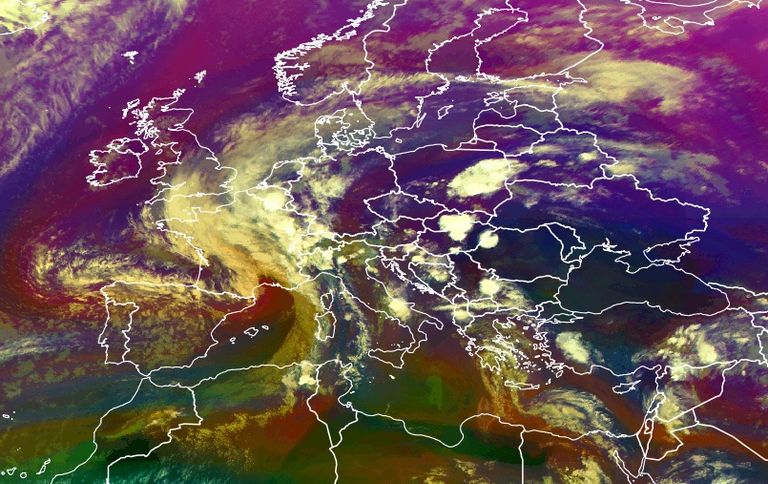 Imagen de masas de aire del 29 de abril de 2018 a las 17:15 UTC donde se observan diferentes SCM en forma de línea (línea de turbonada) y de tipo circular además de otros focos convectivos. EUMETSAT Imagen de masas de aire del 29 de abril de 2018 a las 17:15 UTC donde se observan diferentes SCM en forma de línea (línea de turbonada) y de tipo circular además de otros focos convectivos. EUMETSAT