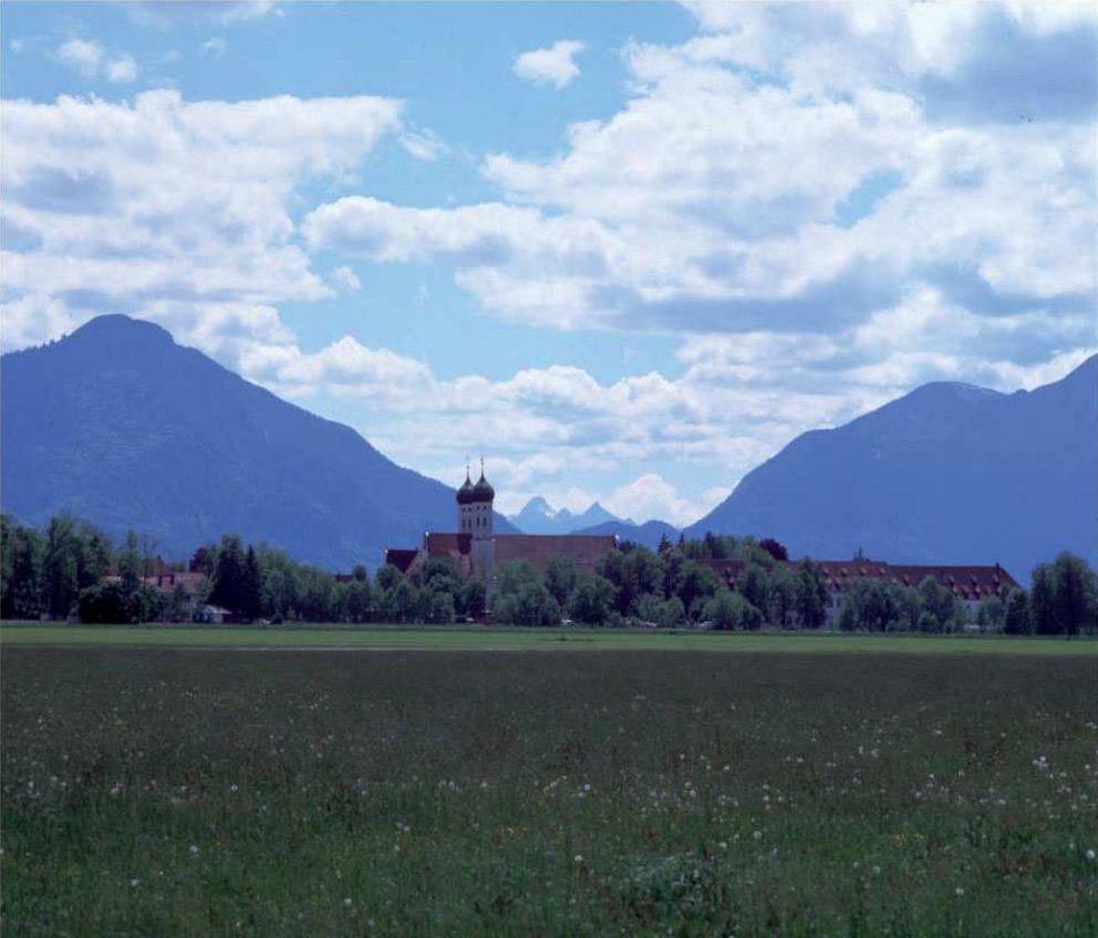 Figura 2. Vista veraniega desde el norte hacia el Monasterio de Benediktbeuern en frente el paso montañoso entre el lago Walchen y el lago Kochel. (© Arnold Tafferner)