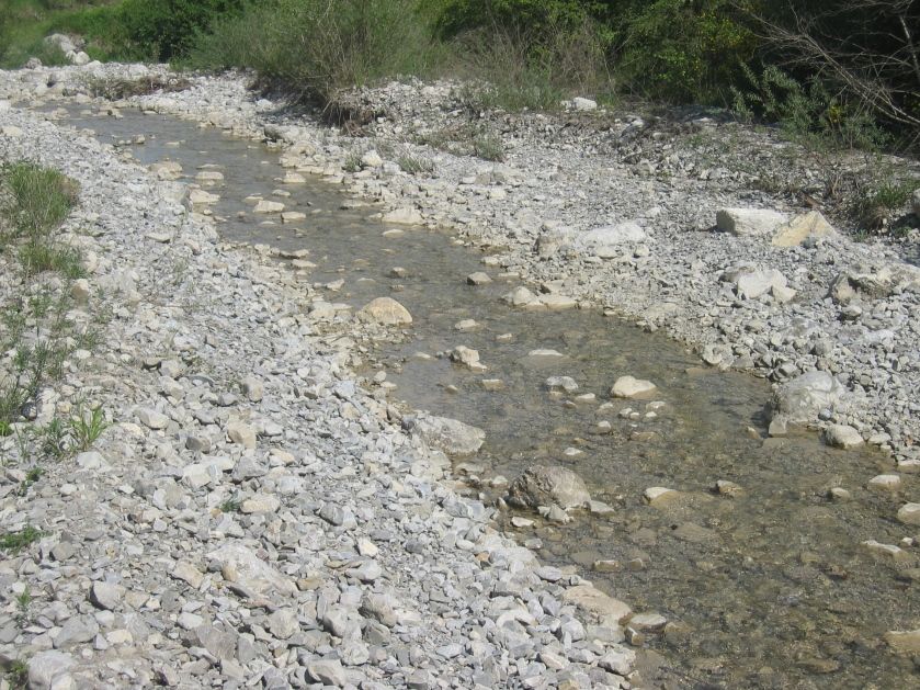 Río Esconavette (Francia) casi seco, debido al estiaje del verano.