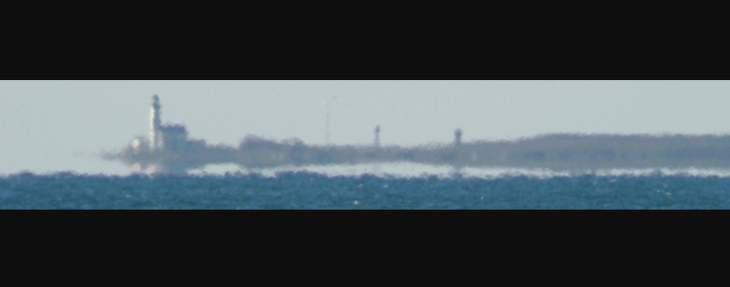 Espejismo con un faro flotando en el aire