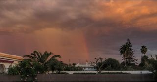 Un arcoiris en el último atardecer de septiembre en Rota (Cádiz)