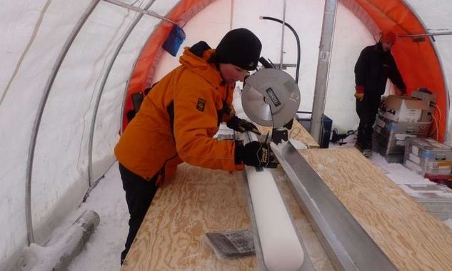 Foto: La Dra. Liz Thomas La Dra. Liz Thomas, autora principal, midiendo núcleos de hielo en el campo. El estudio analizó 79 núcleos de hielo recolectados en toda la Antártida y reveló un aumento del 10% en las nevadas en los últimos 200 años. Crédito: British Antarctic Survey.