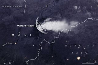 Frente de racha nocturno sobre África