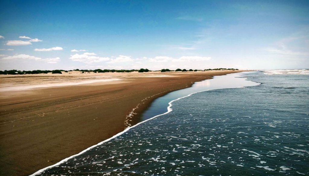 Marisol Provincia de buenos Aires En Marisol se encuentra la desembocadura del río Quequén Salado en el Atlántico. Foto: X @MarisolOriente