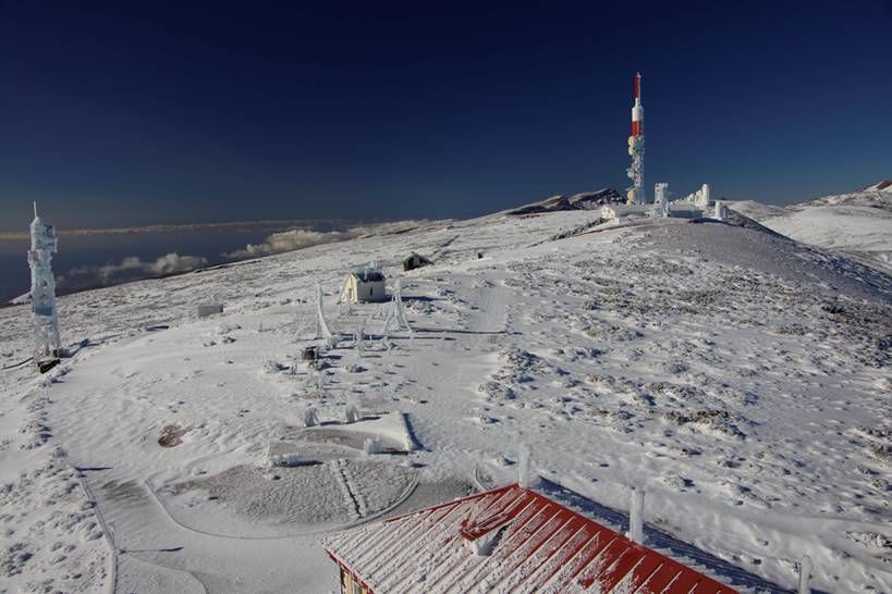 Vista general de la capa de nieve tras quedar momentáneamente los cielos despejados el día 17. Puede observarse, en la parte izquierda y en el centro de la imagen, que la carretera de acceso al observatorio y al repetidor de televisión queda sepultada por la nieve.