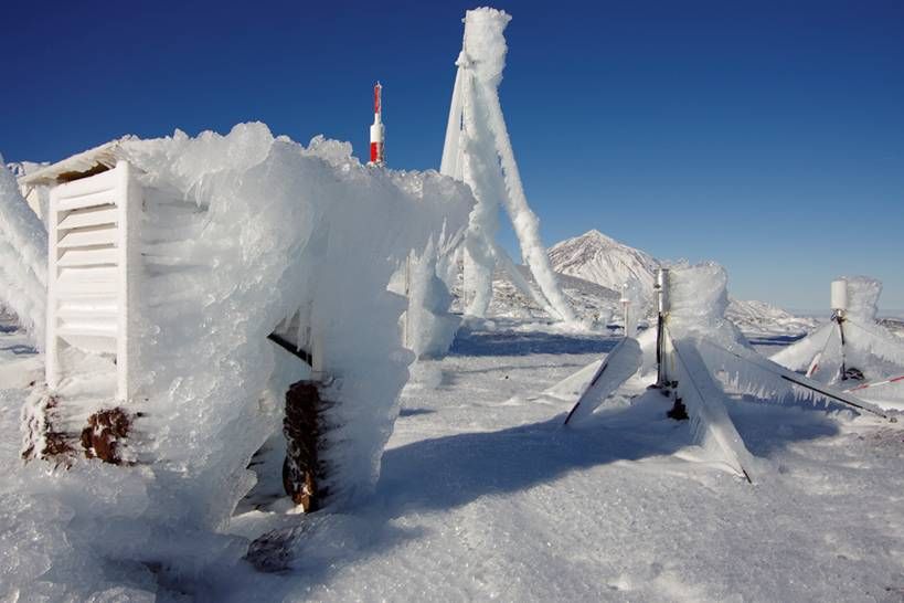 En primer plano, garita meteorológica con cencellada. La acumulación de hielo pudo provocar un efecto combinado de aislamiento térmico y absorción de calor por cambio de estado (sólido a líquido) que mantuvo la temperatura muy estable durante la segunda mitad del día 17.
