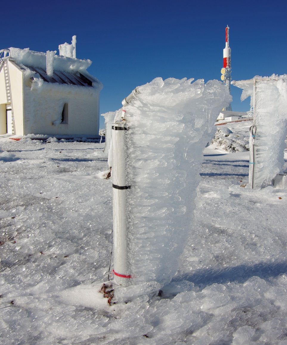 Acumulación de hielo en un sensor de radiación solar y su mástil.