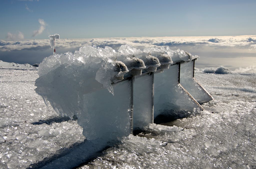 Acumulación de hielo en captadores pasivos de partículas y sus soportes.
