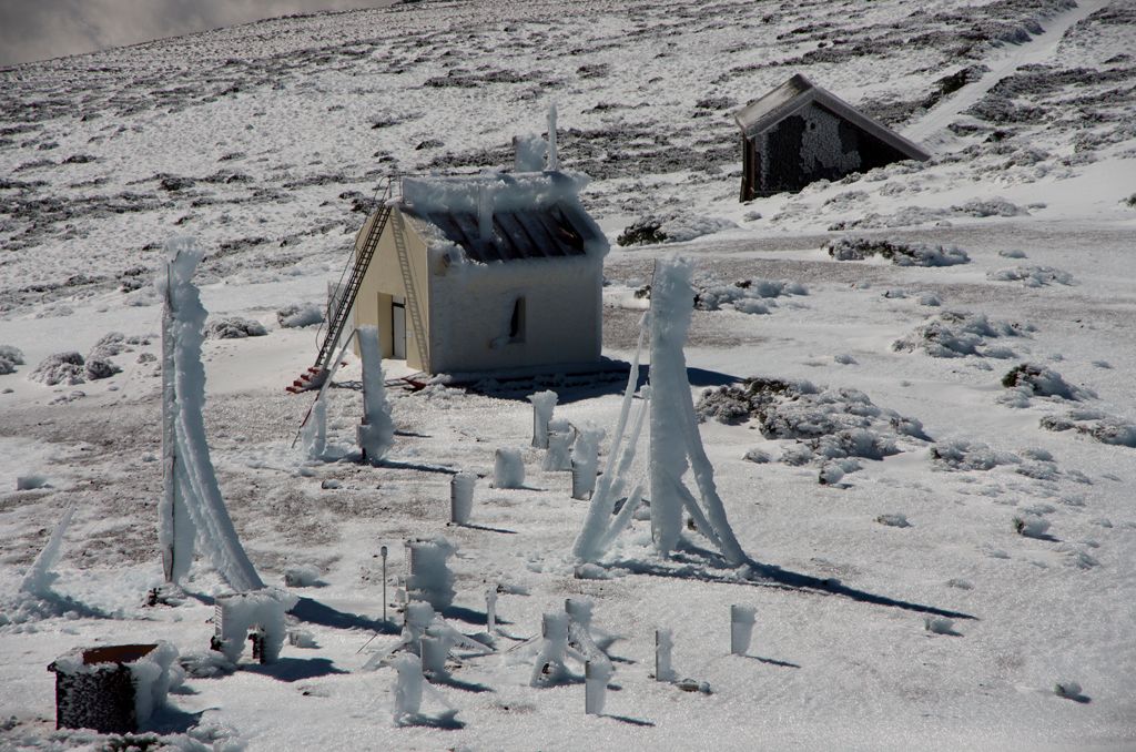 Vista general de la acumulación de hielo en el instrumental situado en el jardín meteorológico del Observatorio Atmosférico de Izaña.