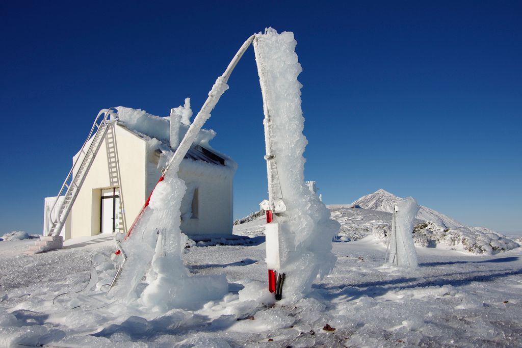 La acumulación de hielo provocó la rotura de un mástil de 10 metros de altura en cuya parte superior se encontraban los sensores de viento de la estación meteorológica.