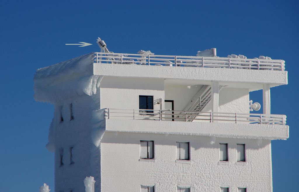 La flecha señala uno de los muestreadores de aire ambiente para las medidas de gases atmosféricos, que quedó severamente dañado por la acumulación de hielo.