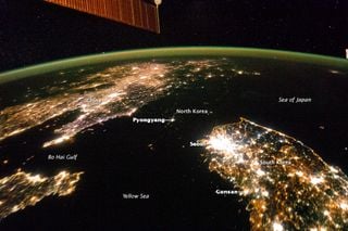 La dos Coreas en la noche