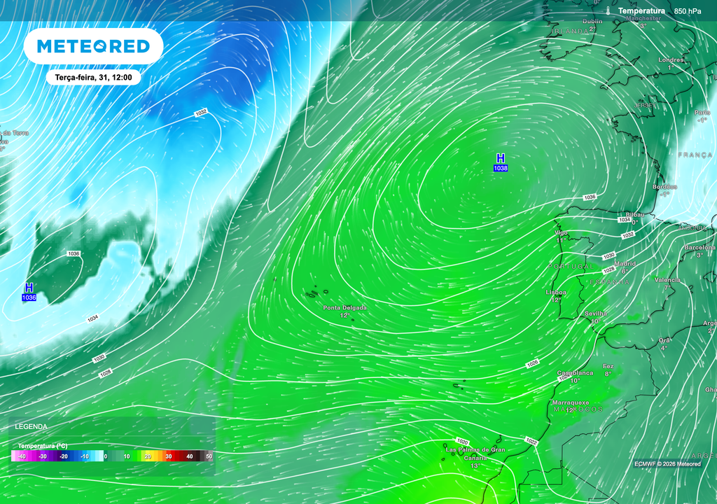 A presença de um anticiclone a oeste da Península Ibérica domina o padrão atmosférico, com circulação no sentido horário a favorecer vento de leste sobre Portugal continental. Esta configuração promove a entrada de ar mais seco e contribui para a estabilização da atmosfera, criando condições favoráveis à subida gradual das temperaturas.
