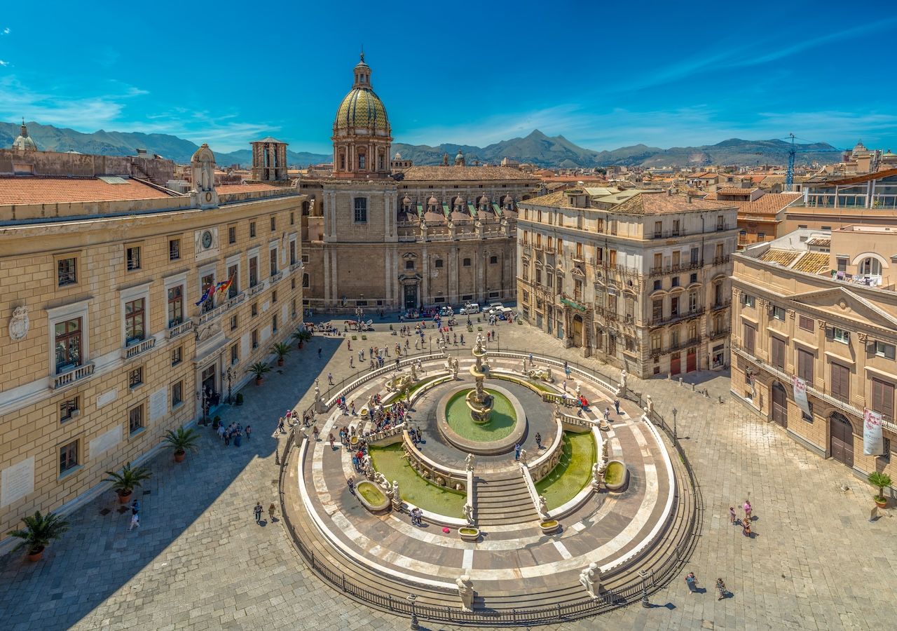 La Piazza Pretoria, en el corazón de Palermo, luce la imponente Fuente Pretoriana, un símbolo del arte renacentista que combina historia, arquitectura y vida urbana