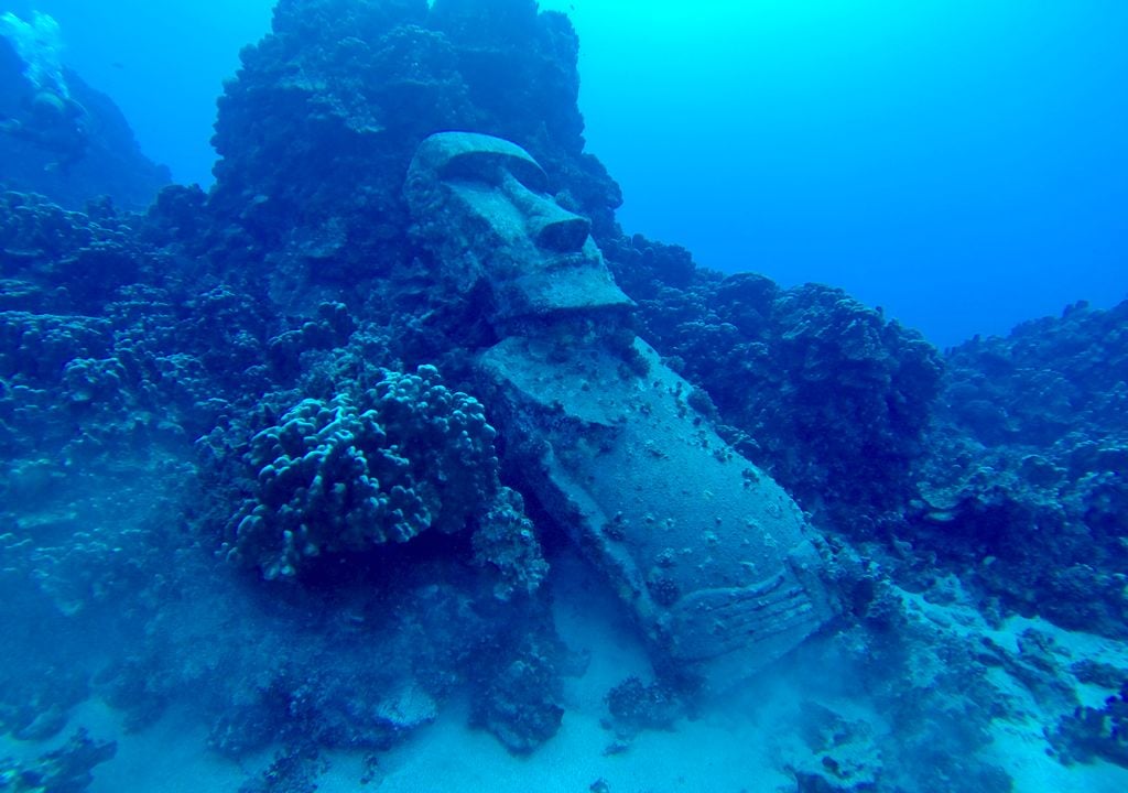 Sitio de buceo "Moai sumergido" en Isla de Pascua.