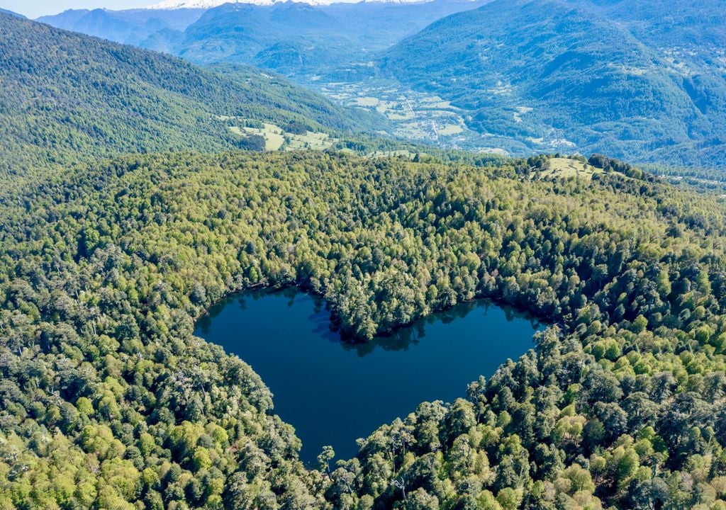 Laguna Corazón, Liquiñe, Chile. La laguna Corazón es una de las principales postales de Liquiñe.
