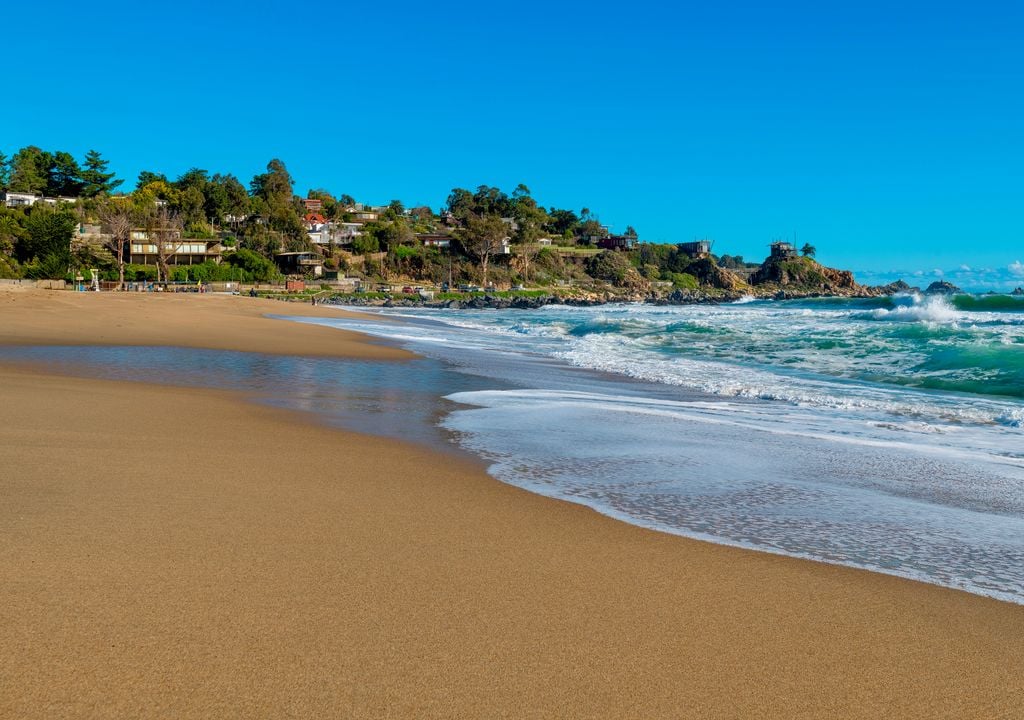 Quintay, litoral central de Chile. Quintay es conocido por su entorno verde y montañoso frente al mar.