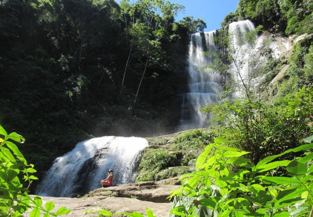 A Cachoeira Véu da Noiva, na na região de Muriqui, é uma das mais conhecidas da área, ideal para quem gosta de natureza e de aventura. Crédito: Site Trilhando Montanhas.